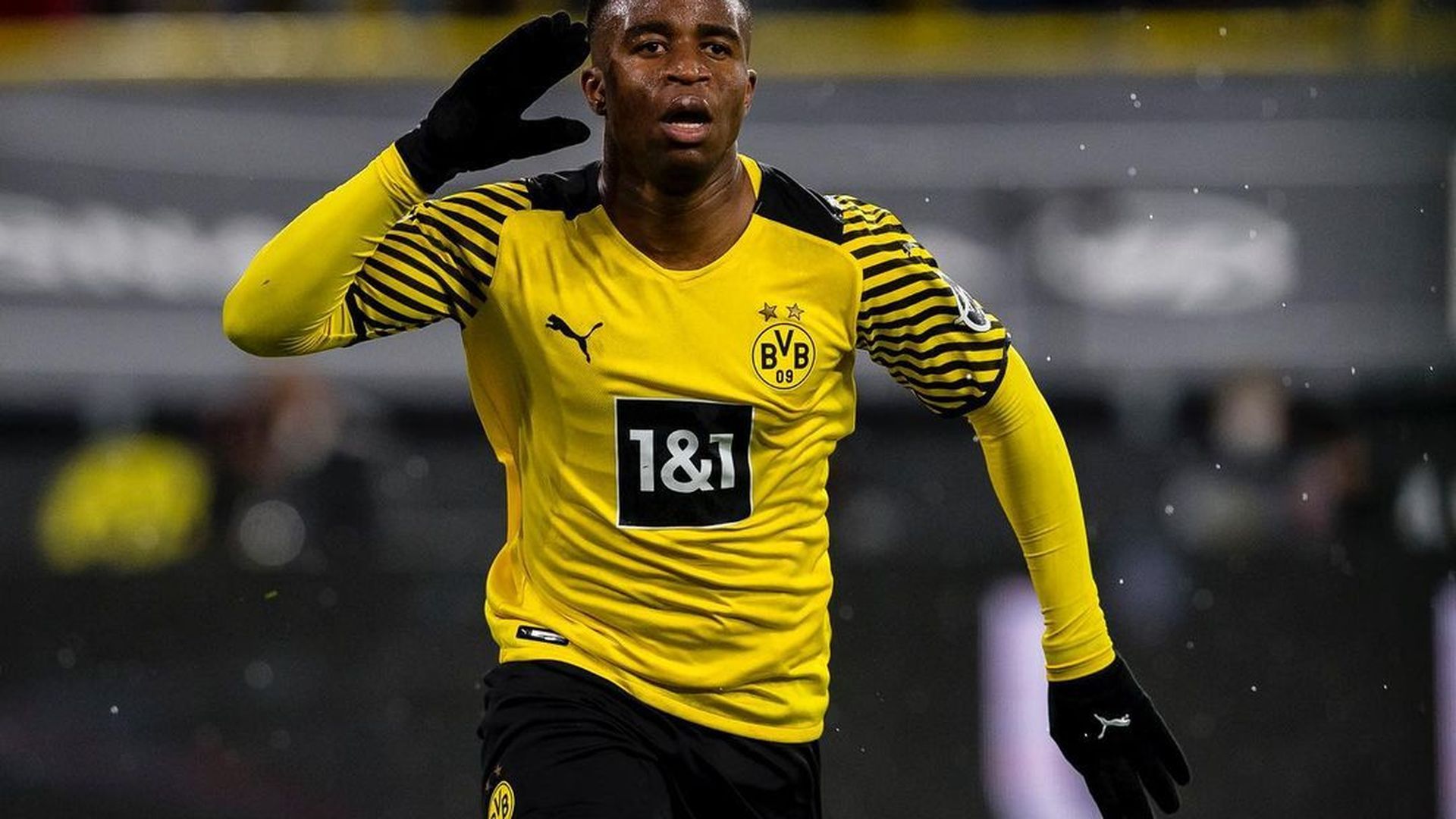 youssoufa_moukoko_con_la_camiseta_del_borussia_dortmund_foto_borussia_dortmund.jpg