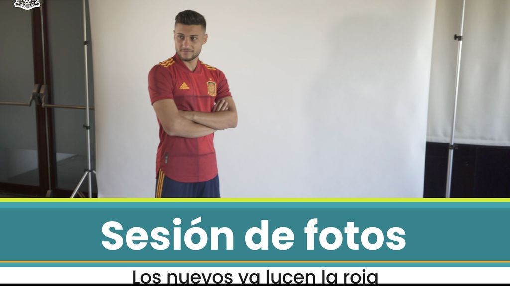 Sesión de fotos de los nuevos internacionales de la selección española con Ansu, Óscar, Unai Simón, Diego Llorente, Mikel Merino, Eric García, Ferrán Torres y Reguilón
