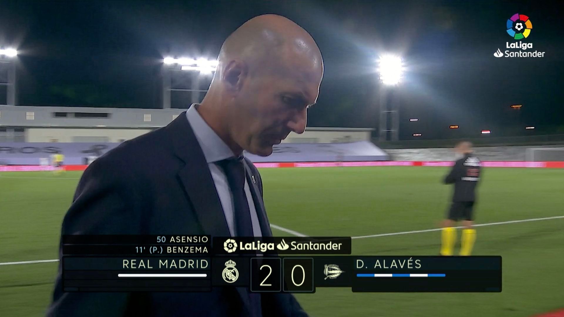 zidane_retirandose_del_campo_tras_la_victoria.png zidane_retirandose_del_campo_tras_la_victoria.png