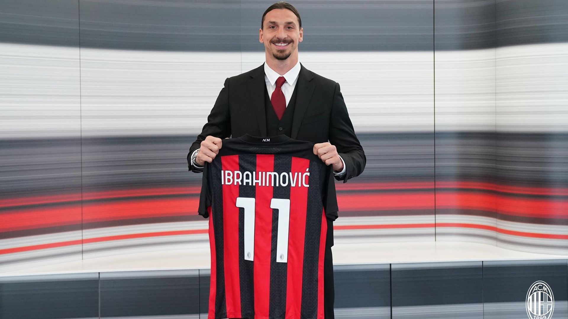 zlatan_ibrahimovic_posa_con_la_camiseta_del_milan_foto_acm_001.jpg zlatan_ibrahimovic_posa_con_la_camiseta_del_milan_foto_acm_001.jpg