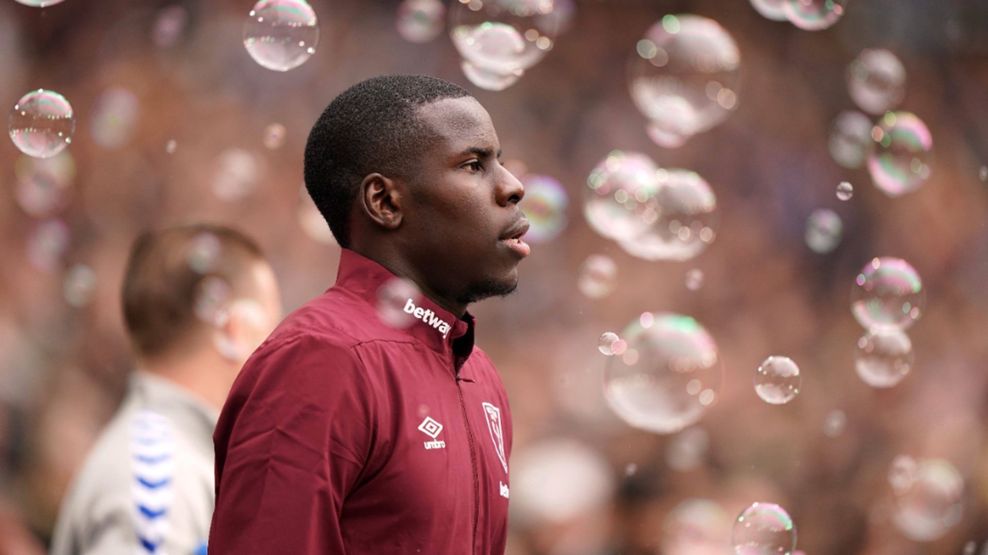 zouma_sufre_un_robo_en_su_casa_por_una_banda_armada_esta_traumatizado_y_el_west_ham_of.jpg zouma_sufre_un_robo_en_su_casa_por_una_banda_armada_esta_traumatizado_y_el_west_ham_of.jpg