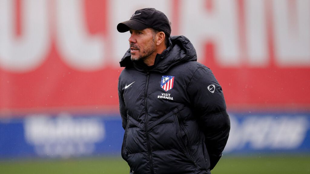 Simeone no despeja las dudas en el centro del campo