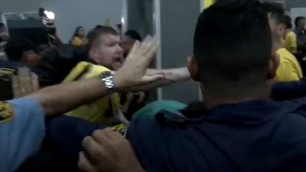 Activistas ambientales realizan una protesta en la COP30.