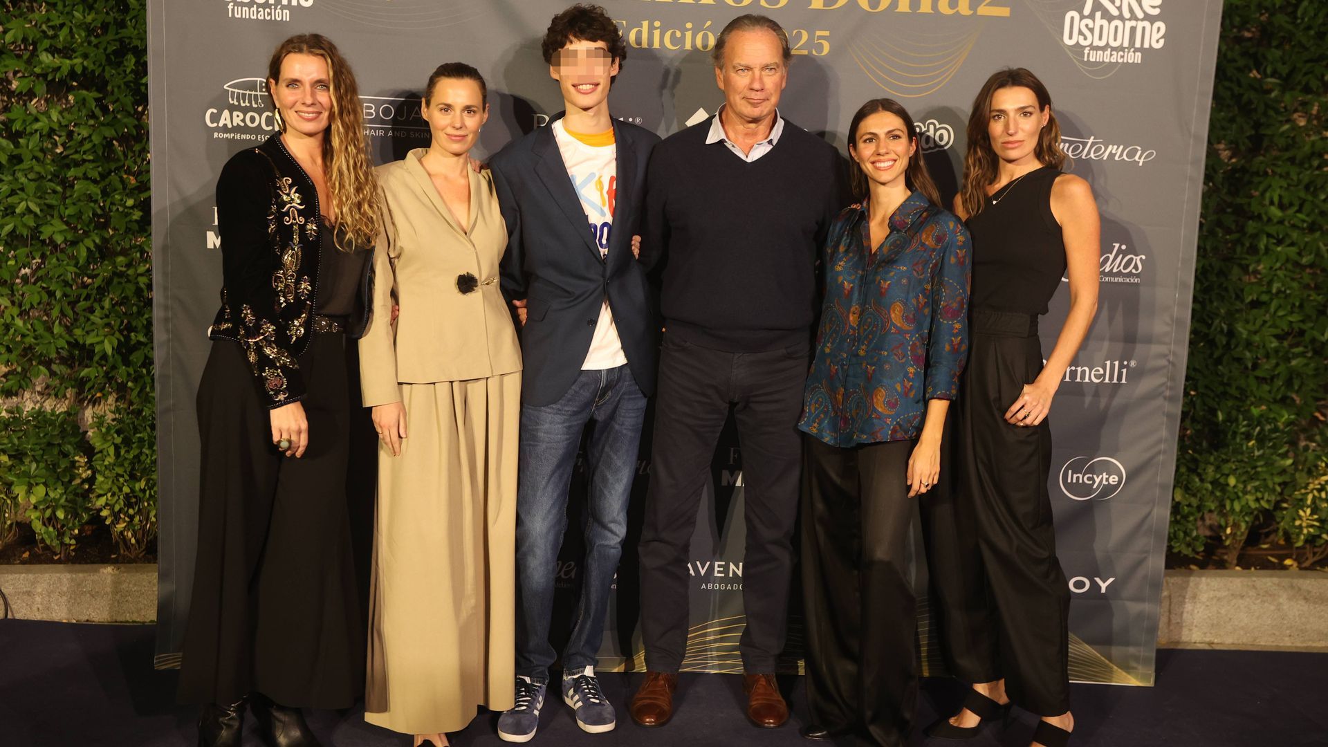 Bertín Osborne, con su hijo Carlos, el resto de su descendencia, y Ana Cristina Portillo