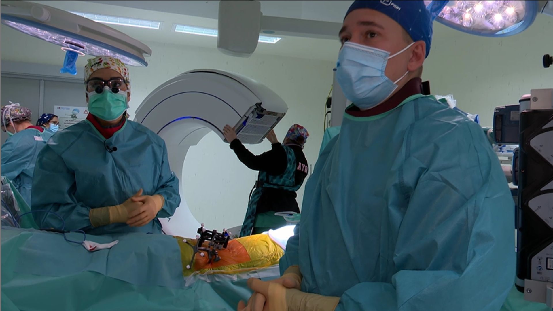 'Callejeros' presencia una operación de urgencia con el único brazo robótico de la Sanidad Pública: "Minimiza muchas complicaciones" 'Callejeros' presencia una operación de urgencia con el único brazo robótico de la Sanidad Pública: "Minimiza muchas complicaciones"