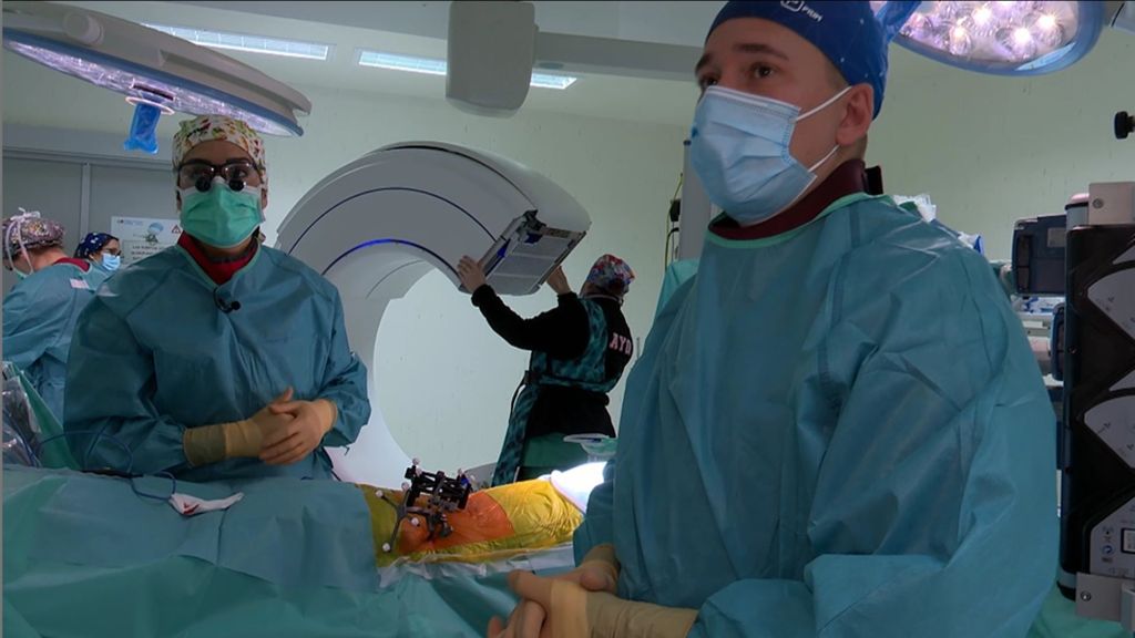 'Callejeros' presencia una operación de urgencia con el único brazo robótico de la Sanidad Pública: "Minimiza muchas complicaciones"