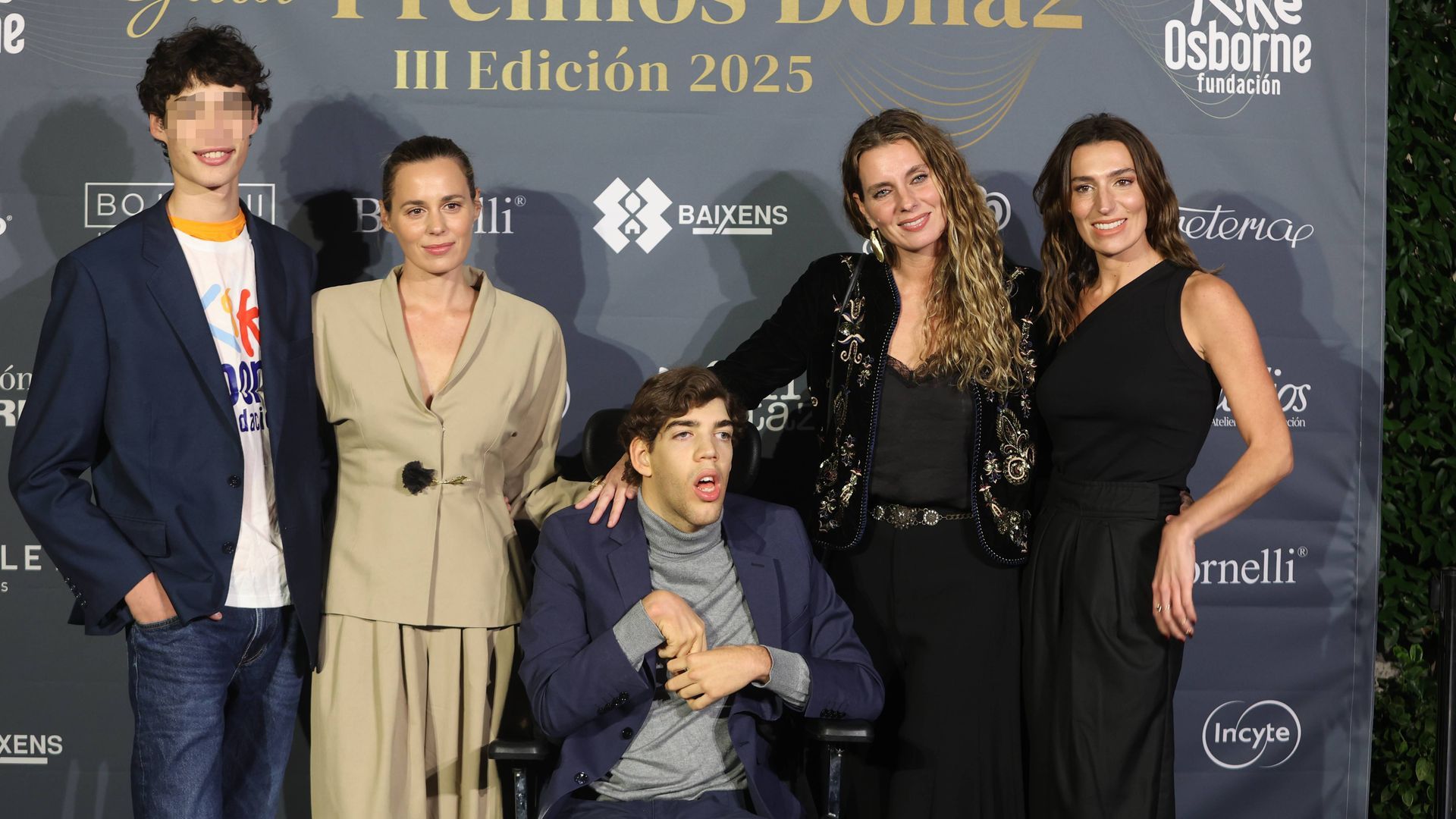 Carlos Osborne, con sus hermanos