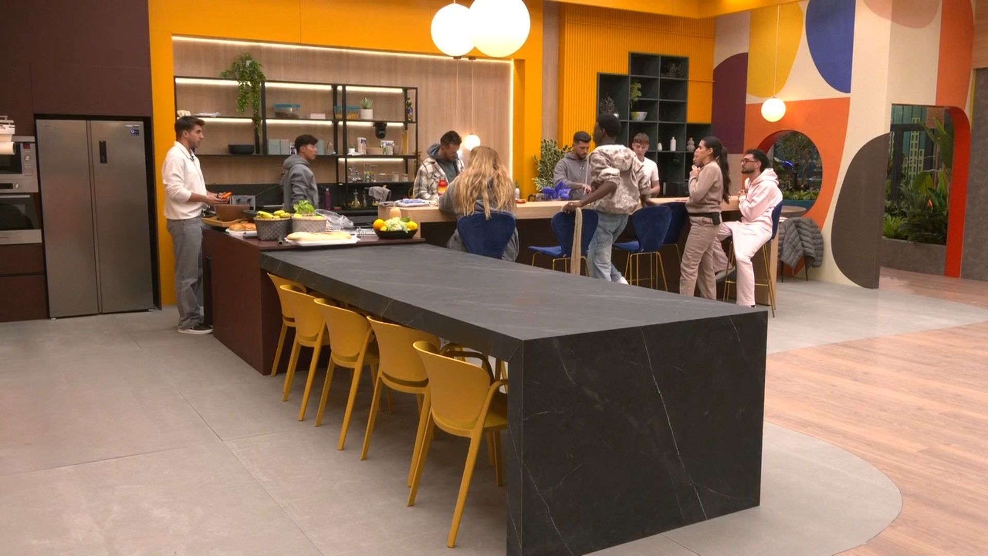 Casi todos en la cocina