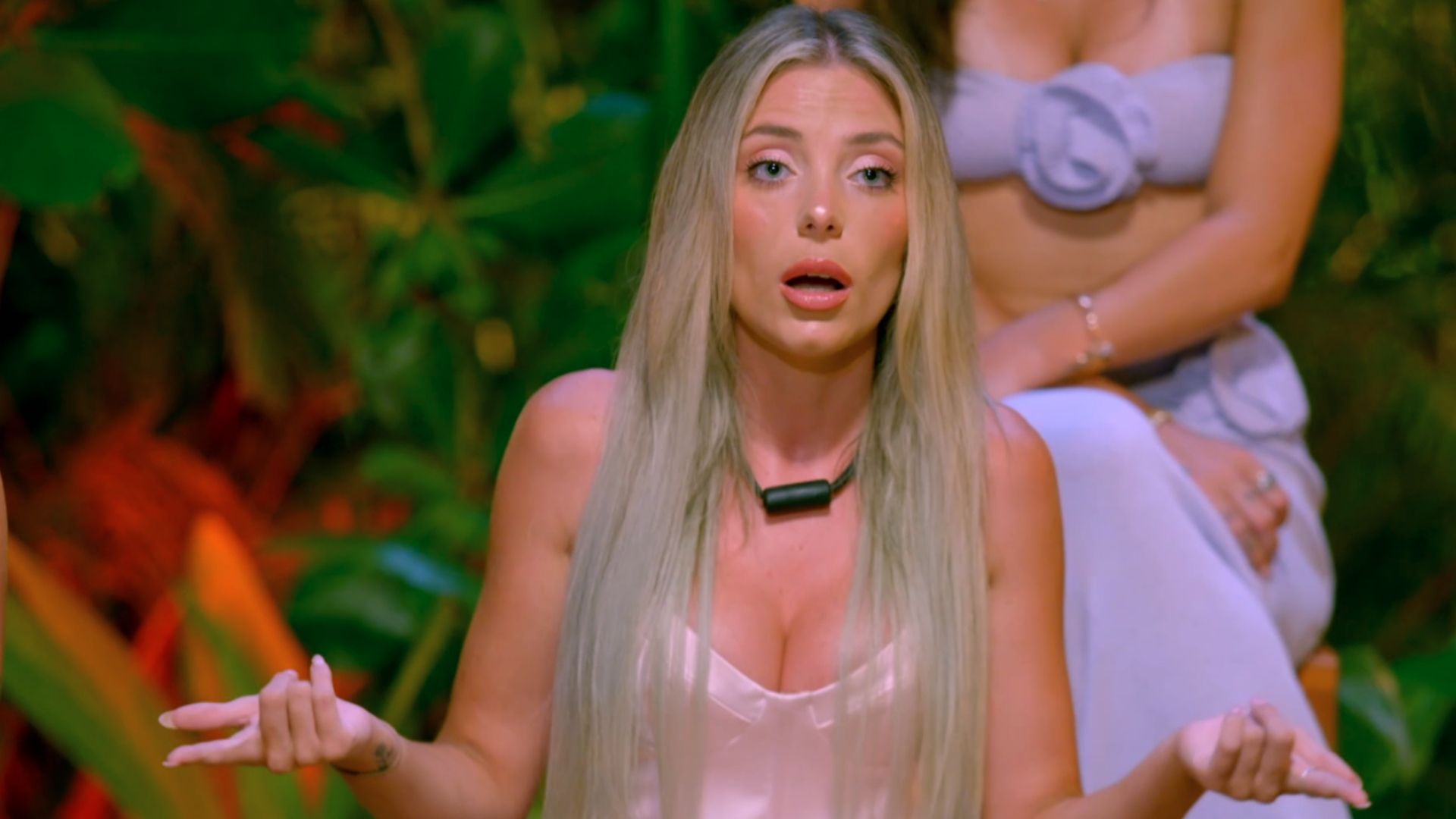 Claudia explota al descubrir en la hoguera de 'La isla de las tentaciones 9' que Gilbert escribió fuera a su expareja: “¿Es que aun siente algo?”