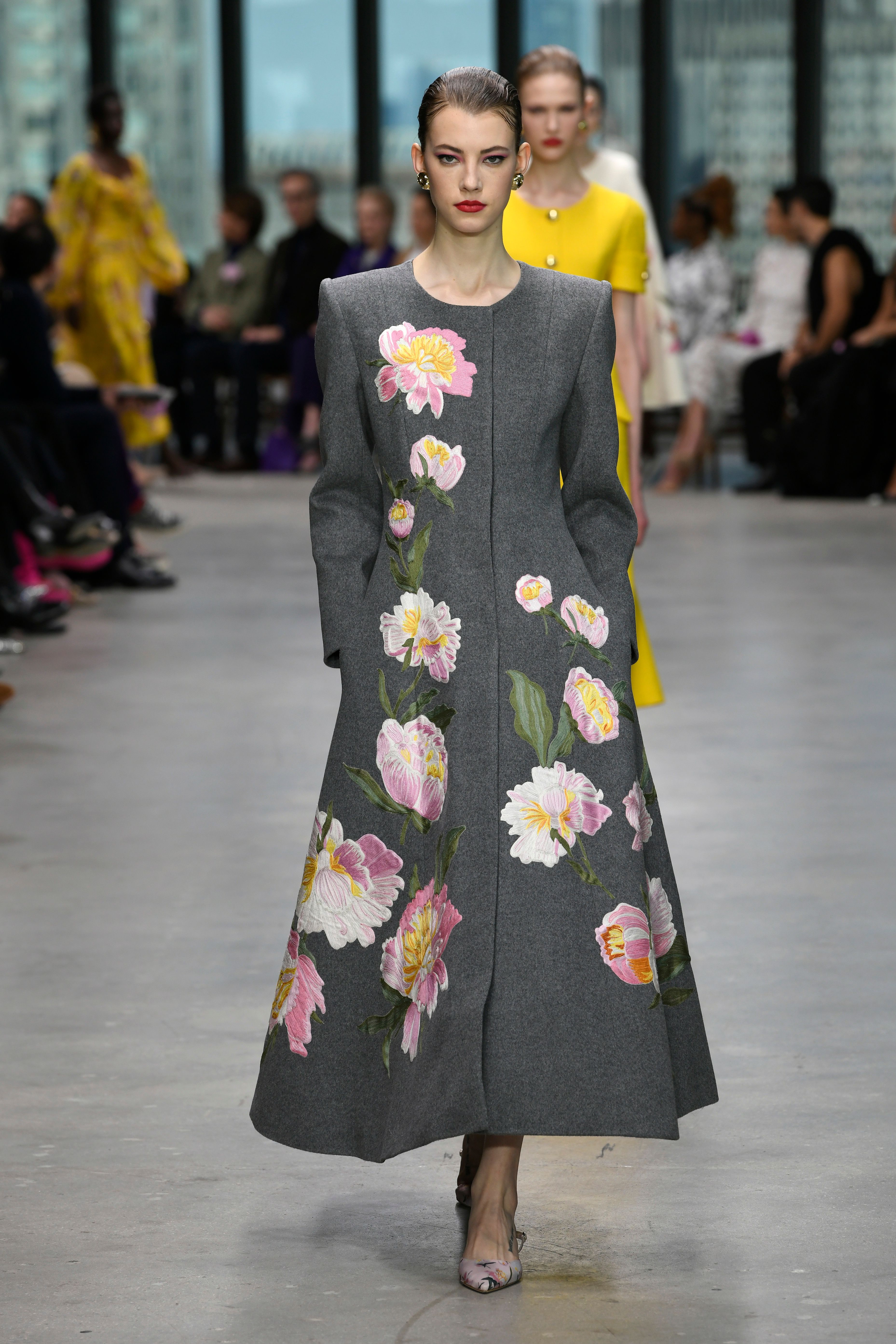 El abrigo de Carolina Herera en el desfile otoño-invierno 2024-2025