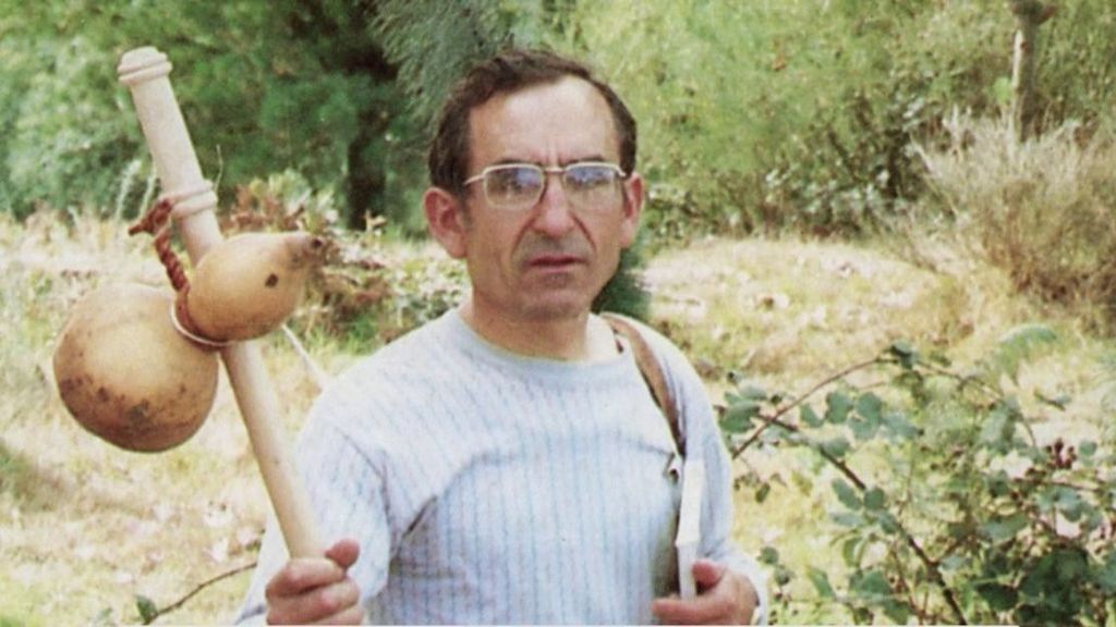 Elías Valiña, el hombre que revivió el Camino de Santiago con una flecha amarilla