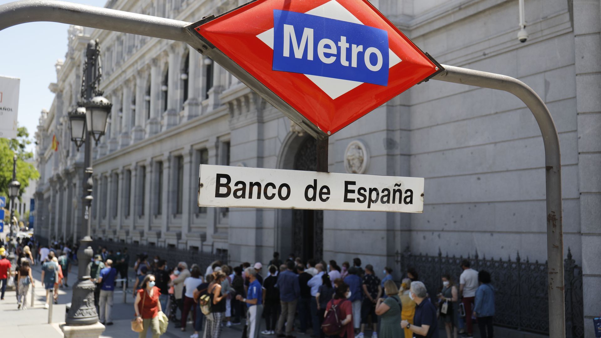 EuropaPress_3817731_decenas_personas_hacen_cola_cerca_estacion_metro_banco_espana_entrar_banco