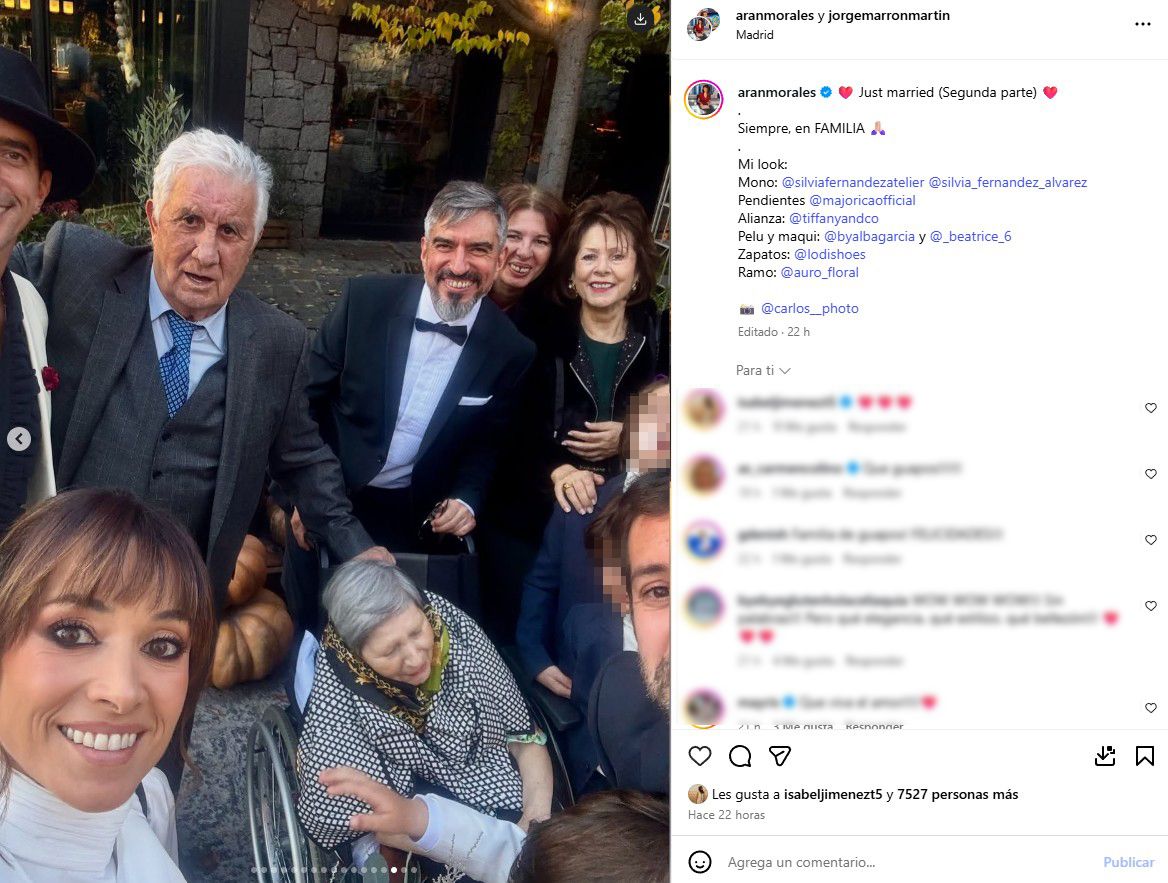Jorge Marrón y Arancha Morales, con algunos familiares el día de su boda