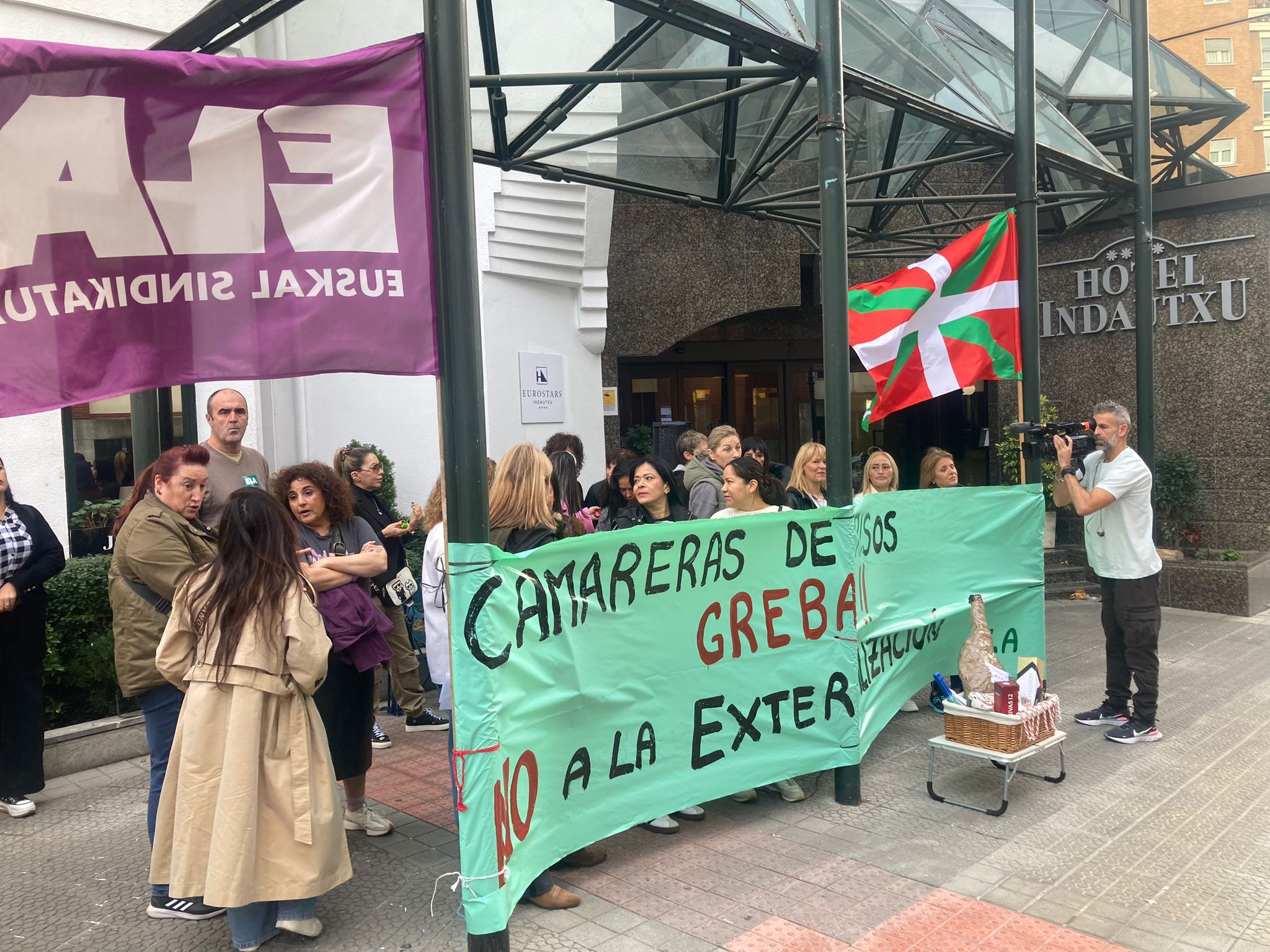 Las 17 camareras de piso han protestado esta mañana ante el hotel