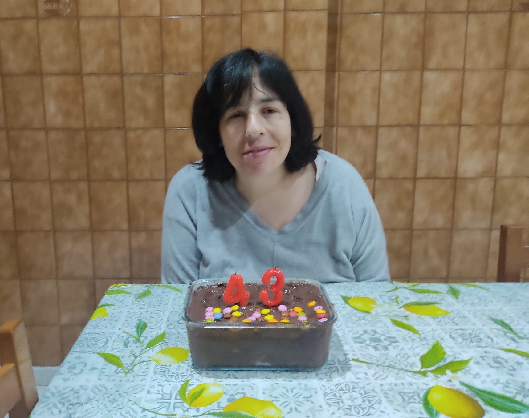 María Varela soplando las velas de su 43 cumpleaños en el que solo pide un regalo, apoyar su lucha