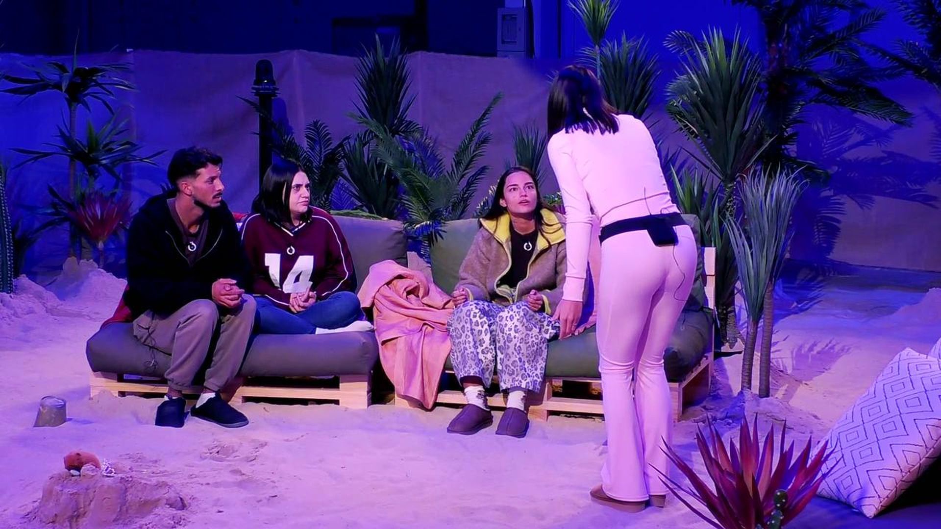 Sofía y Noah se enfrentan ante la mirada de sus compañeros del Oasis