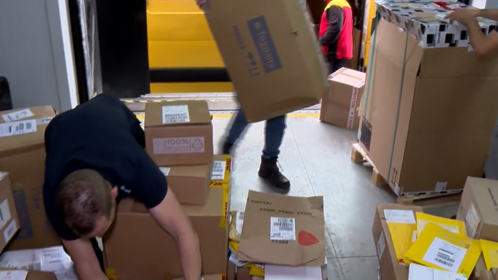 SOS ante el 'Black Friday': Empresas de reparto y restaurantes denuncian falta de personal