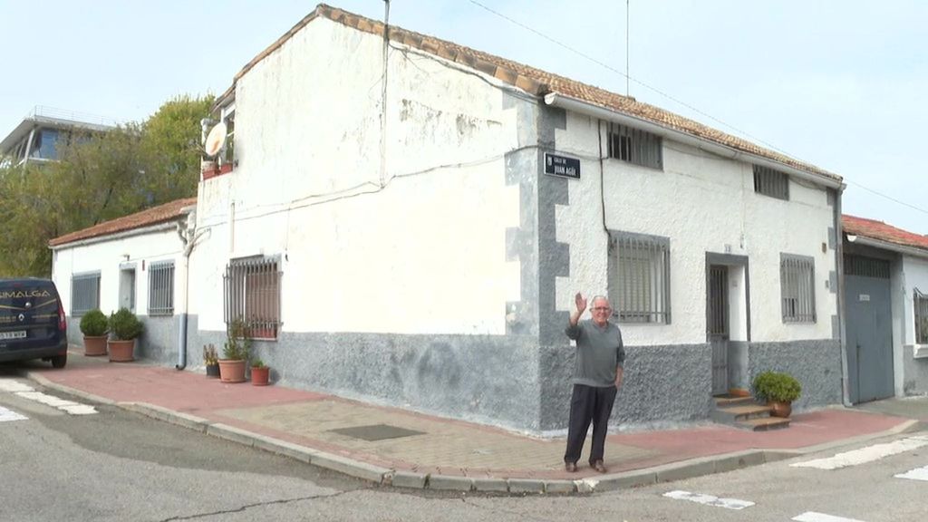 La casa de Vicente, el último hogar que resiste entre rascacielos en el corazón financiero de Madrid: "Te tienes que acostumbrar"