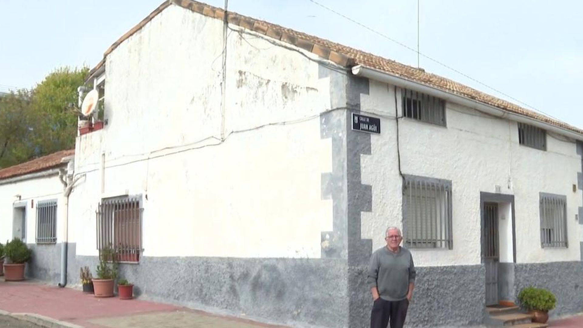 Vicente resiste en su casa