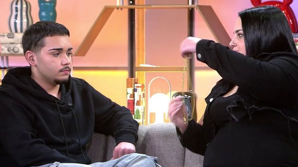 Descubre en directo que su prima le ha robado un colgante muy importante para él y pierde los papeles: "Es una mentirosa"