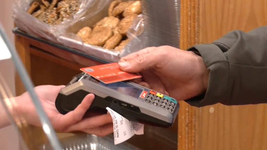 Más de la mitad de los españoles aún paga con dinero efectivo: “Estoy acostumbrada a llevar siempre dinero”