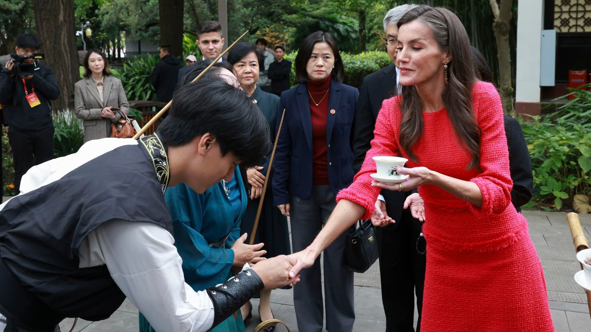 El espontáneo saludo de la reina Letizia a una emocionada pareja de recién casados en Chengdu, China