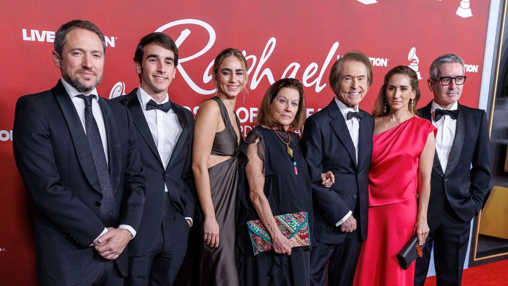 El posado familiar de Raphael, Natalia Figueroa y sus hijos en los Latin Grammy al que ha incorporado a dos de sus nietos