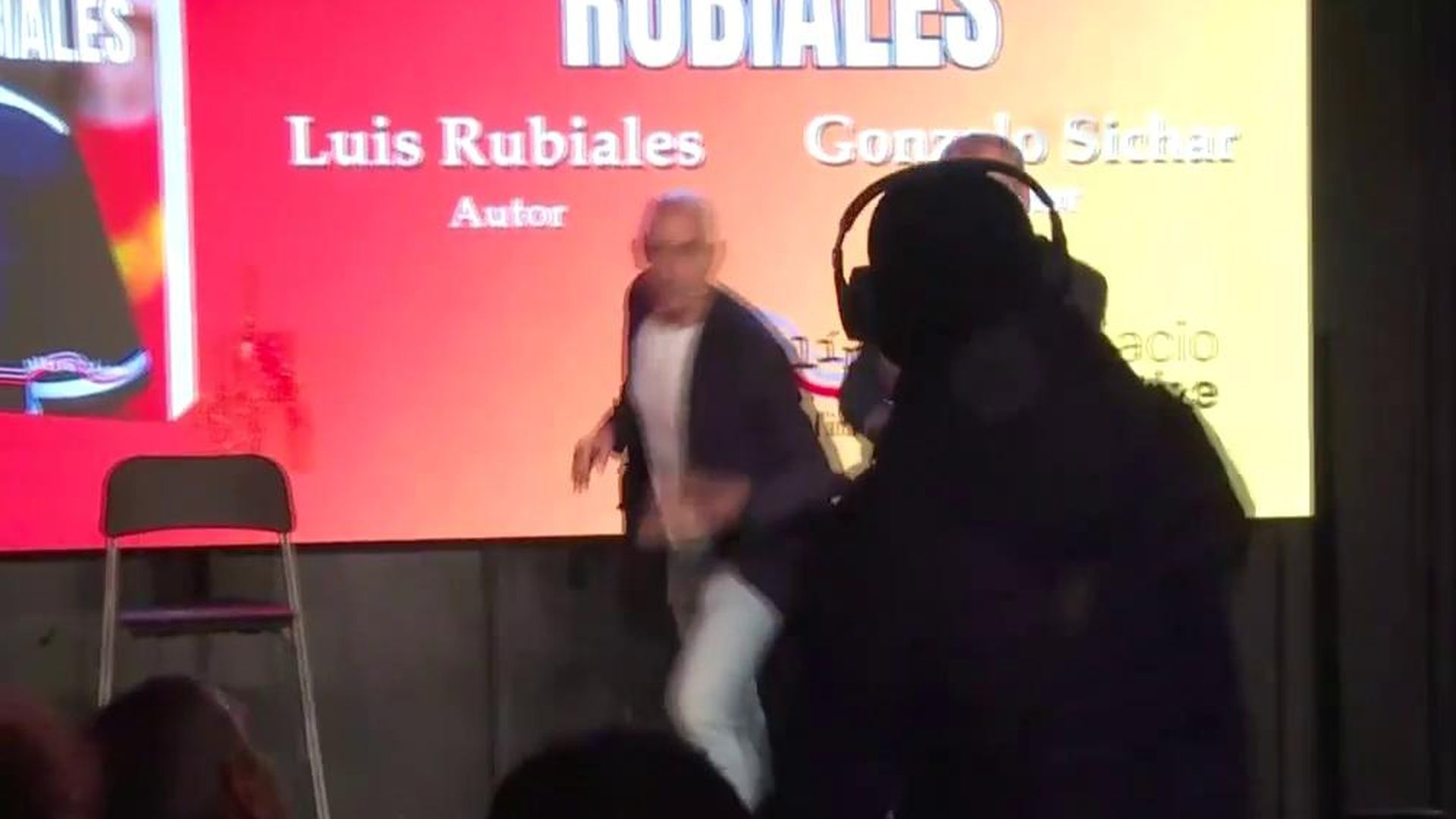 El sobrino de Luis Rubiales, detenido tras lanzar huevos a su tío en la presentación de su libro El sobrino de Luis Rubiales, detenido tras lanzar huevos a su tío en la presentación de su libro