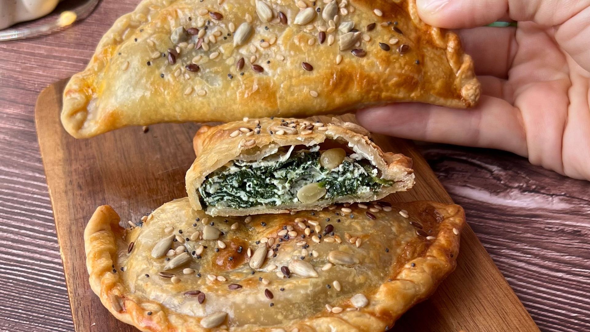 Empanadillas de espinacas, piñones y ricota en freidora de aire: listas en 15 minutos