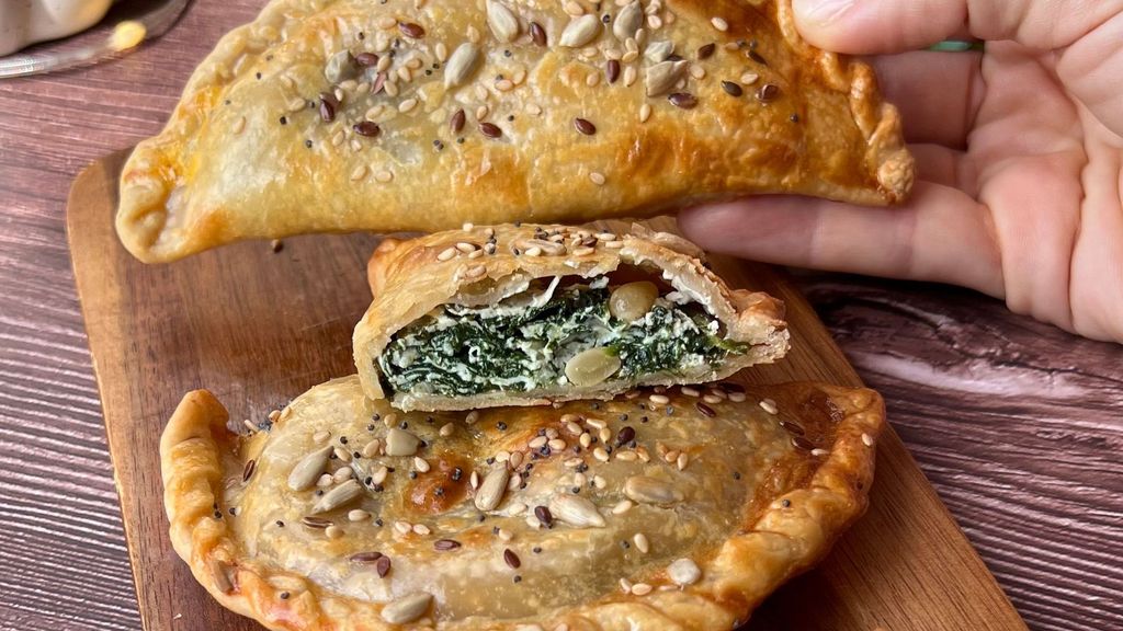 Empanadillas de espinacas, piñones y ricota en freidora de aire: listas en 15 minutos