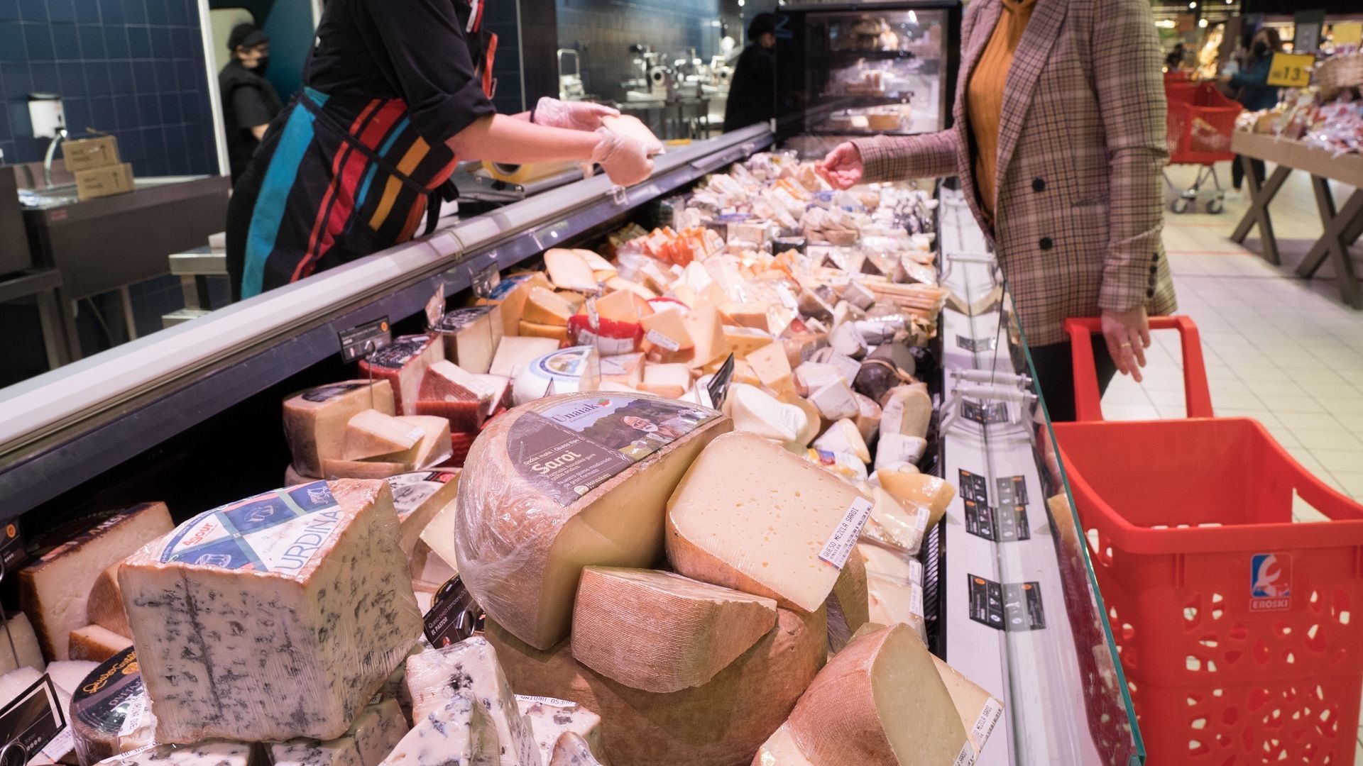 EuropaPress_3611618_quesos_tradicionales_vascos_saroi_urdina_mostrador_charcuteria_hipermercado