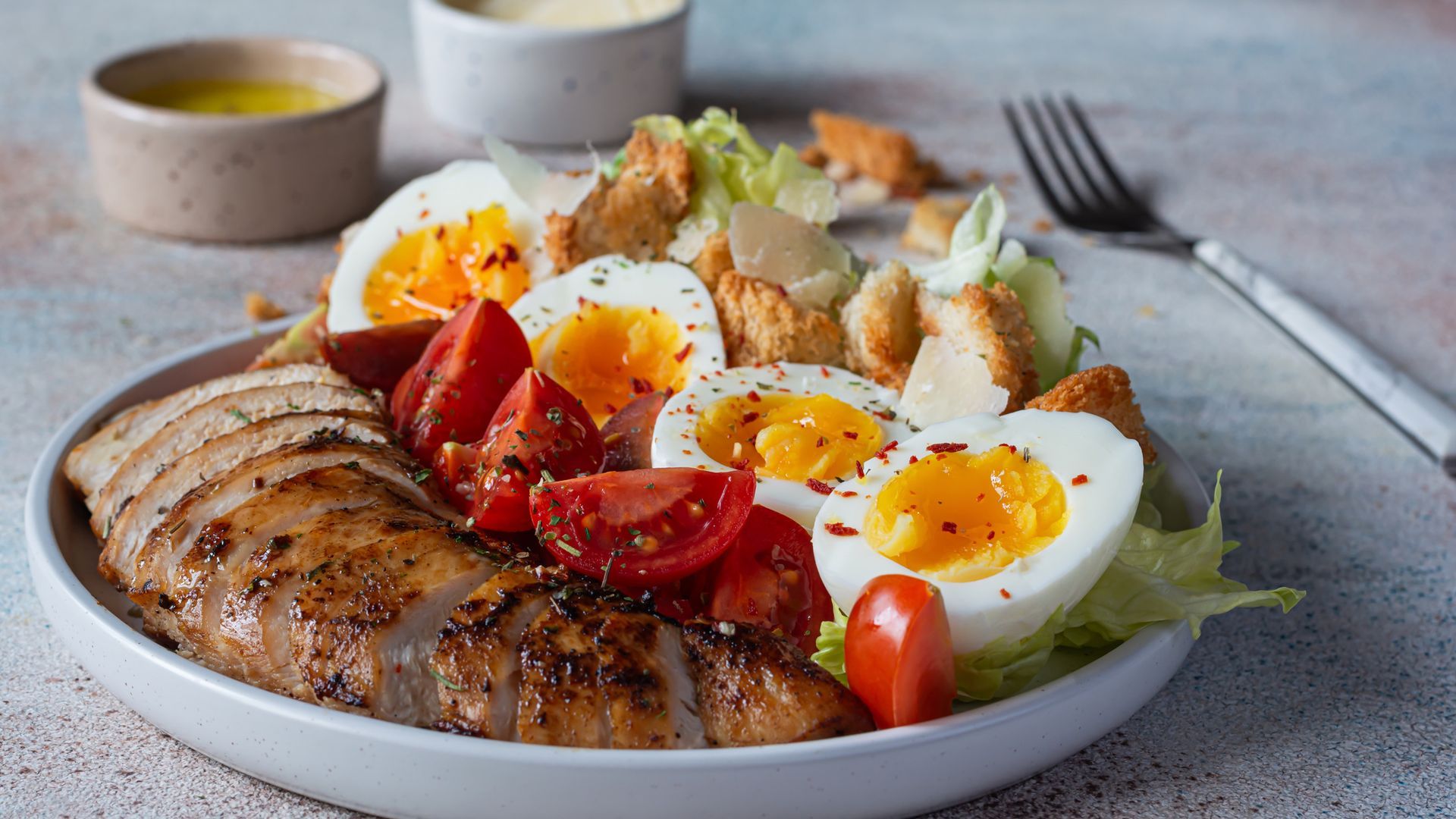 Huevo duro y pollo bien hecho