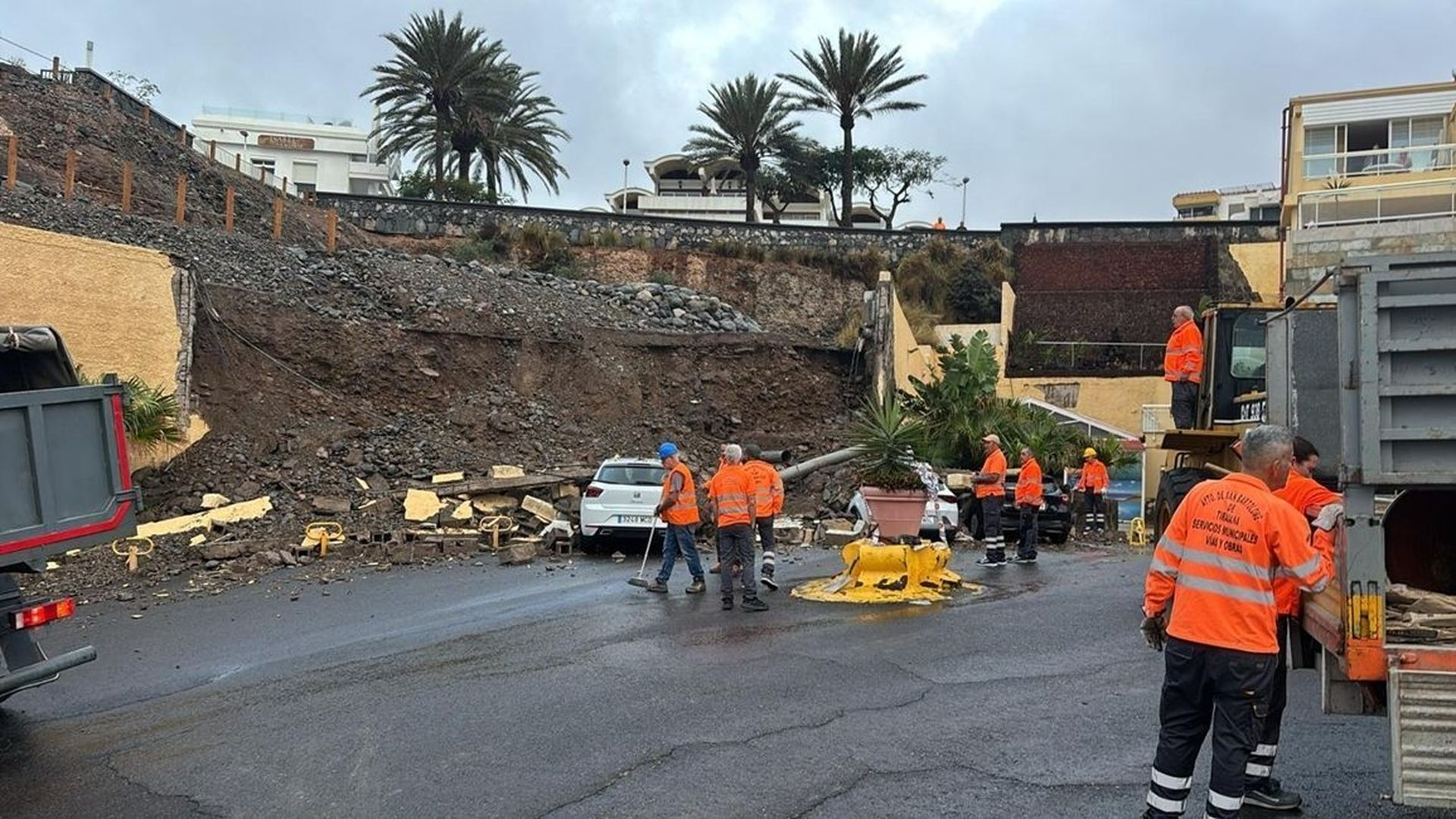 La borrasca Claudia causa el derrumbe de un muro que ha aplastado varios vehículos en San Bartolomé de Tirajana, Gran Canaria