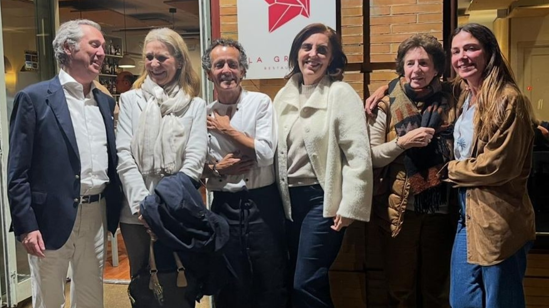 La infanta Elena con Luis Astolfi y otros amigos a las puertas de La Grulla