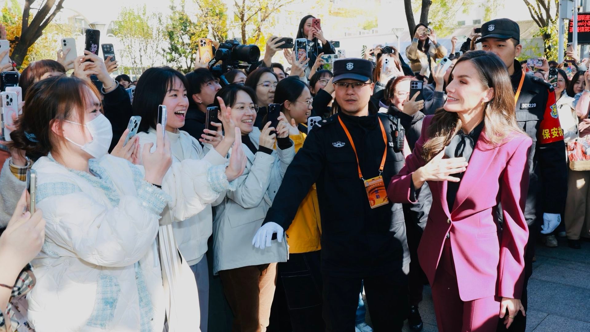 La Reina, junto a los estudiantes de la Universidad de Estudios Extranjeros de Pekín,