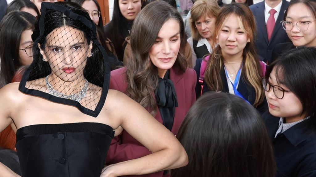 Letizia durante su encuentro con los estudiantes chinos