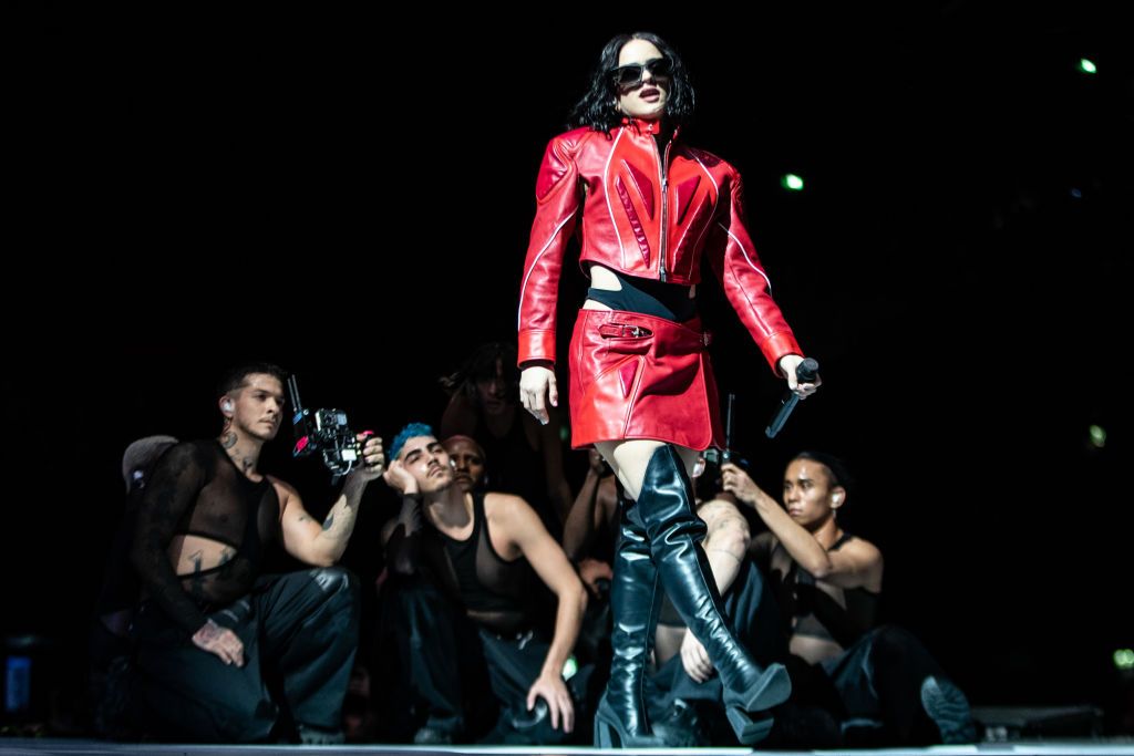 Rosalia, enfundada en un look de látex y cuero durante su gira Motomami
