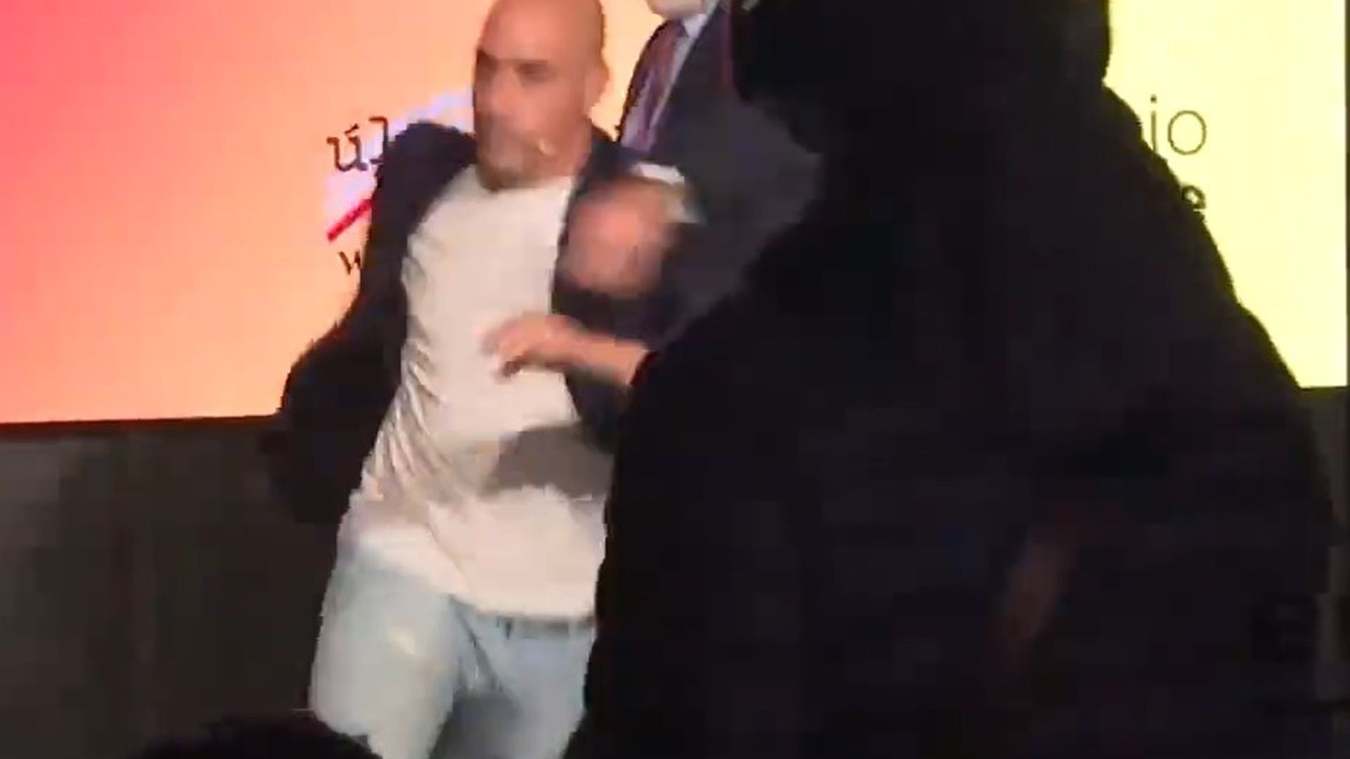 Un familiar de Luis Rubiales le tira huevos y éste sale corriendo hacia él en plena presentación de su libro en Madrid