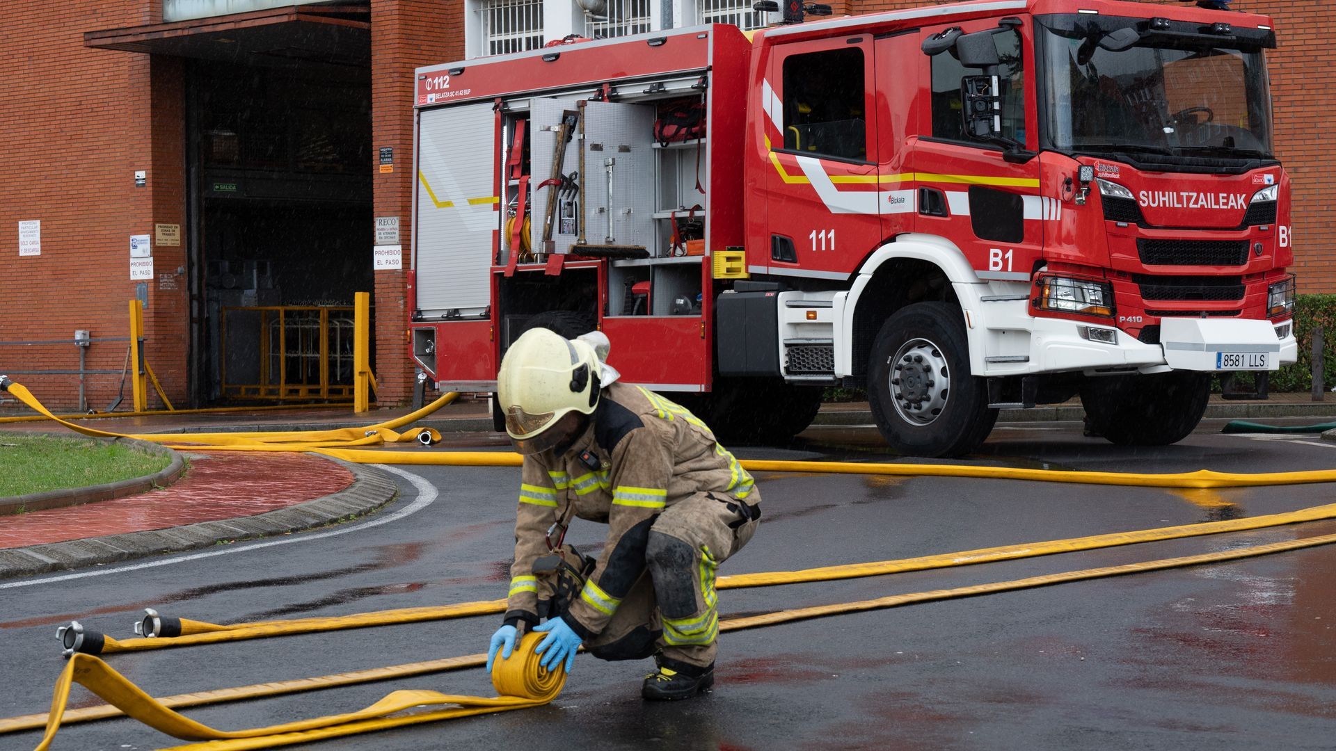 Un bombero trabaja en las labores de extinción de un incendio