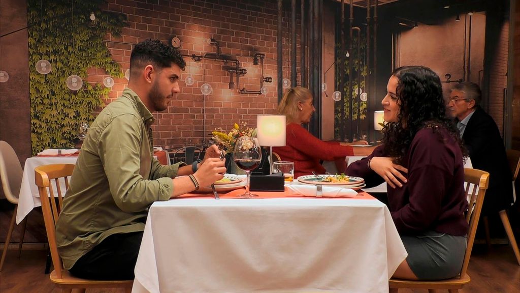 Un soltero de ‘First Dates’ y su cita sacan a relucir sus experiencias sexuales más salvajes