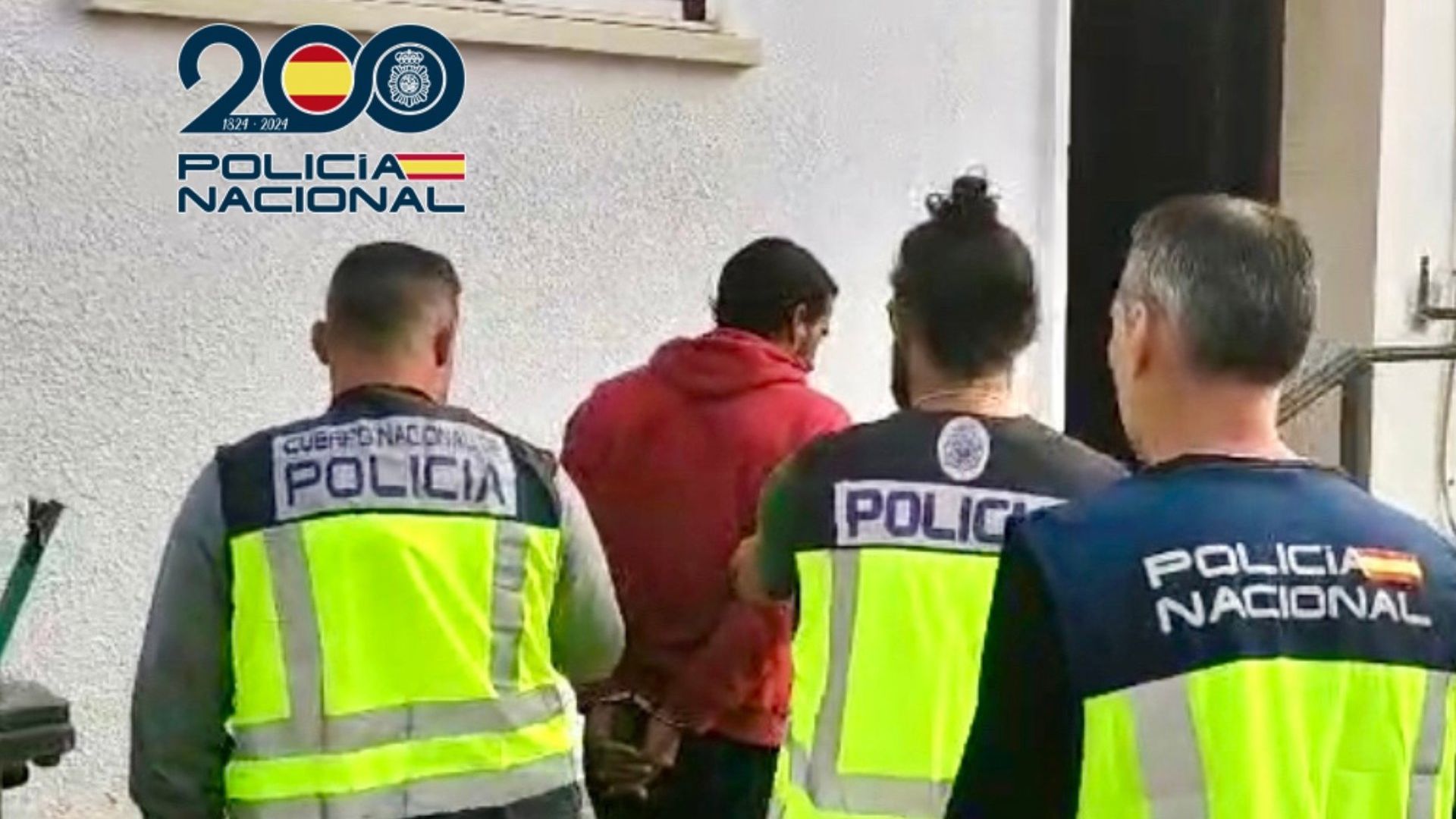 Agentes de la Policía con el detenido por el homicidio de un joven en El Puerto