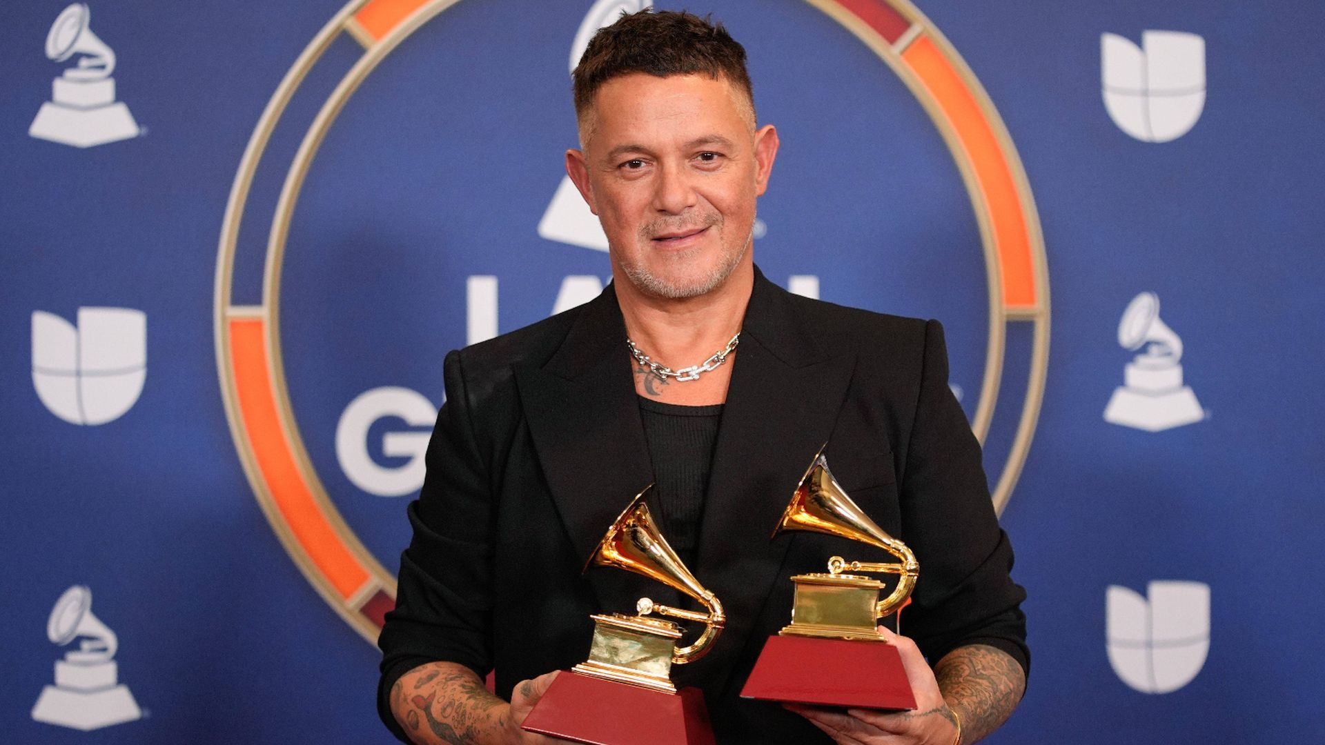 Alejandro Sanz, con los dos gramófonos de los Latin Grammy 2025