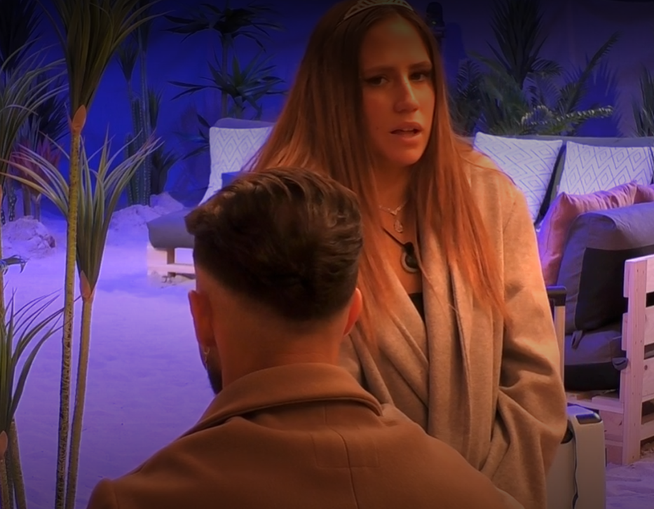 Aroa hace amigas con Cristian