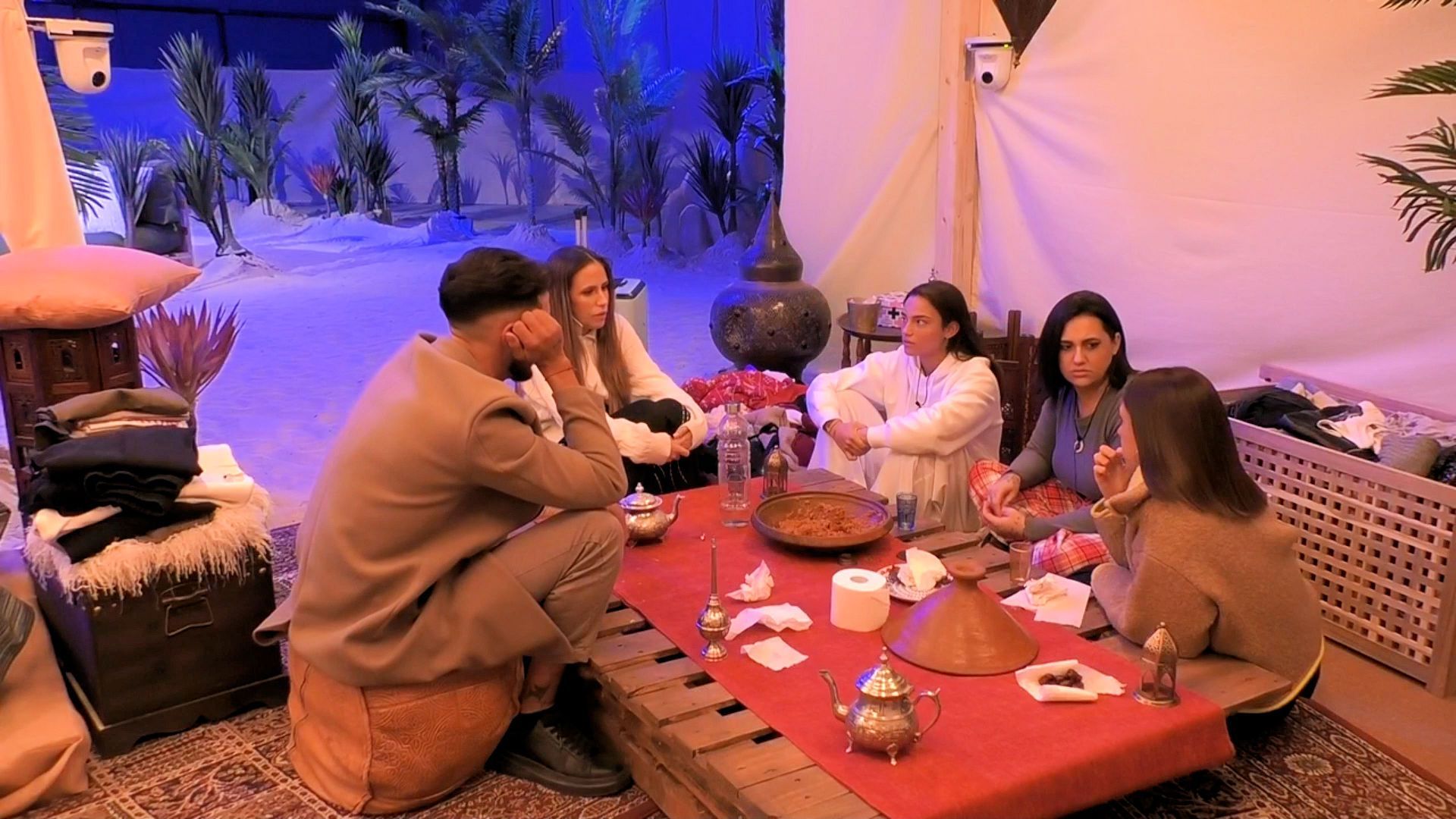 Aroa, Rocío, Cristian, Sofía y Noah cenan tranquilos tras la tensión