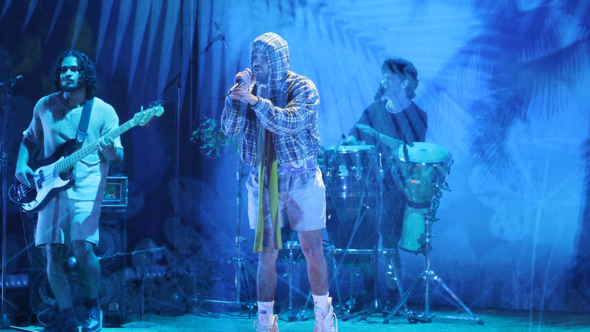 Bad Bunny actuando en los Latin Grammy 2025