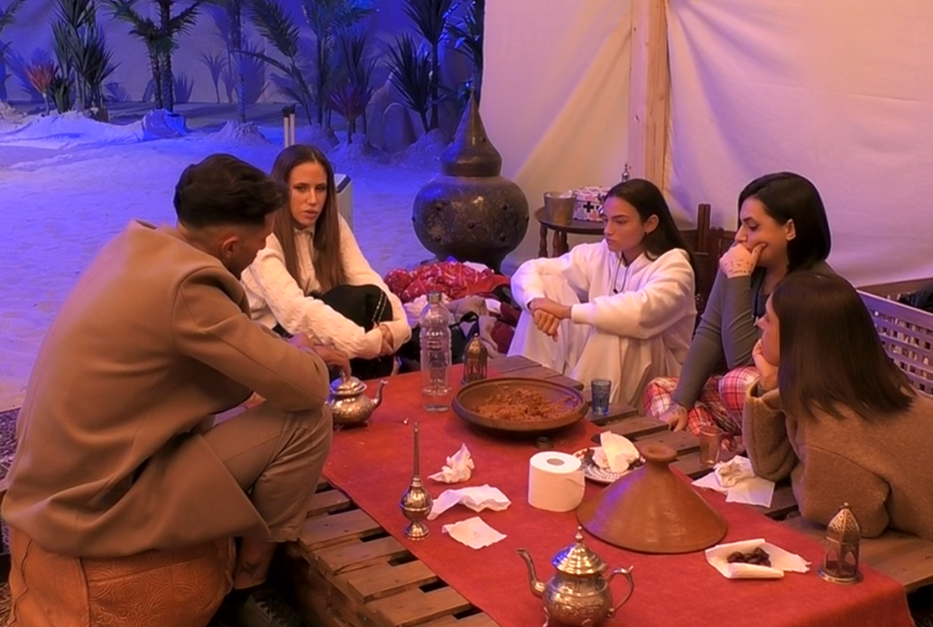 Cena de madrugada en el oasis