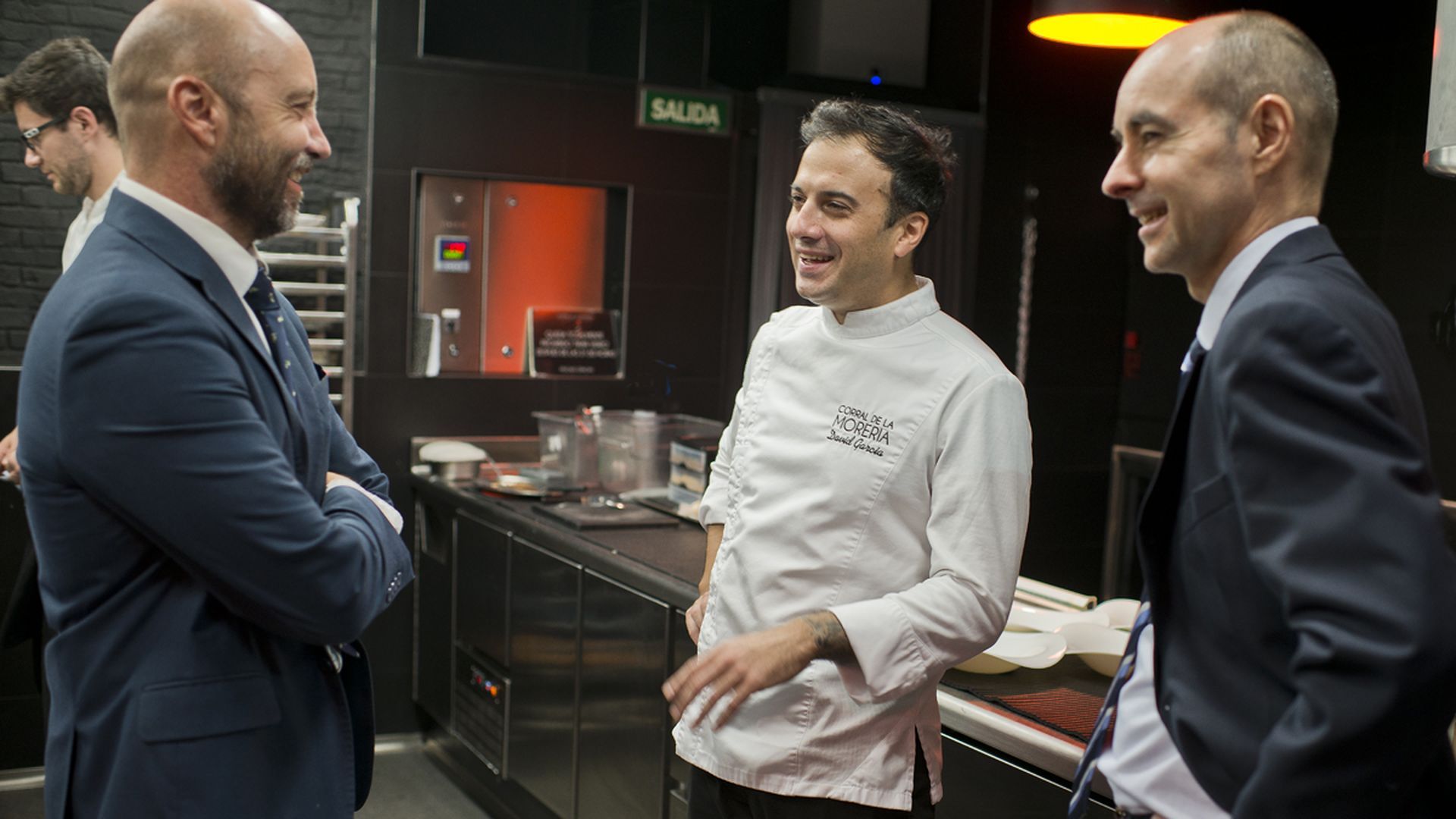 Armando, David y Juan Manuel charlando antes del servicio