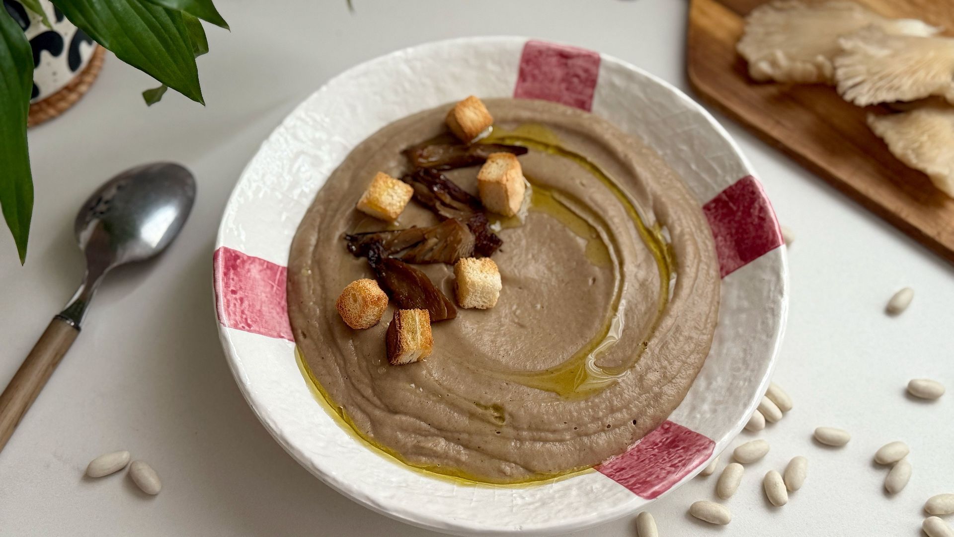 Crema de setas y alubias: una receta rápida, reconfortante y perfecta para los días de más frío