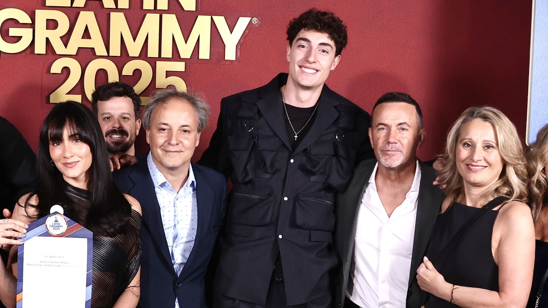 El posado de Plex con la familia de Aitana en los Premios Grammy Latinos 2025