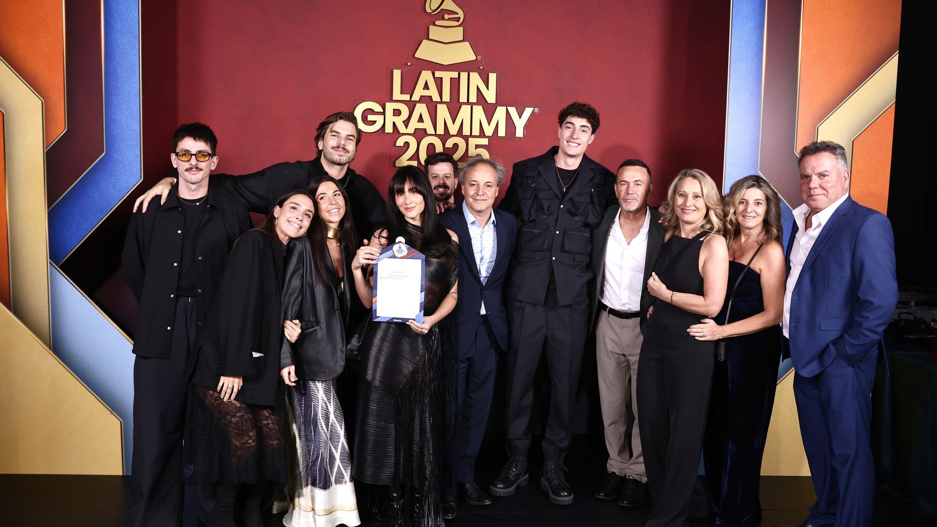 El posado de Plex con la familia de Aitana en los Premios Grammy Latinos 2025